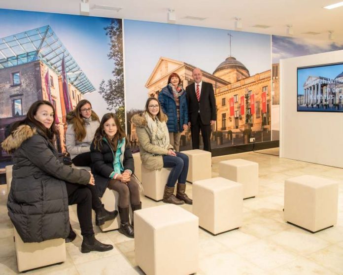 Markus Ebel-Waldmann, Geschäftsführer der Kurhaus GmbH, und Brigitte Gellner-Tarnow, Vorsitzende des Gästeführer-Verbandes Wiesbaden bei der Einweihung der Kurhaus Lounge. (Foto: Volker Watschounek)