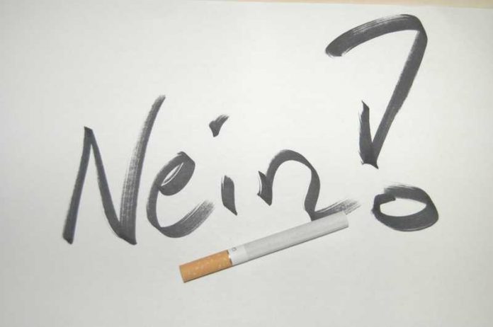 Rauchen unter 18 Jahren ist in der Öffentlichkeit verboten. Rauchen unter 18 Jahren ist in der Öffentlichkeit verboten.