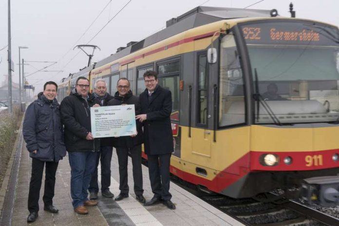 v.l.: Michael Heilmann, (Verbandsdirektor ZSPNV), Andy Becht (Staatssekretär des Ministerium für Wirtschaft, Verkehr, Landwirtschaft und Weinbau Rheinland-Pfalz), Werner Schreiner (VRN Mobilitäts- und Projektmanagement), Dr. Fritz Brechtel (Landrat Landkreis Germersheim), Dr. Alexander Pischon (Geschäftsführer KVV). (Foto: VRN)