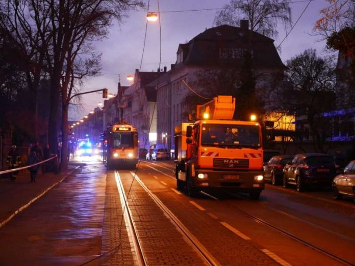 Die Oberleitung wurde durch einen LKW abgerissen (Foto: Feuerwehr Darmstadt)