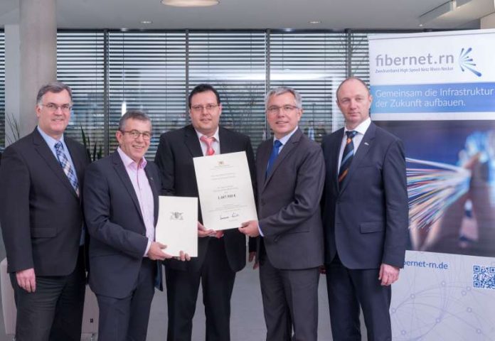 Werner Riek, techn. Leiter fibernet.rn, Peter Mülbaier, Geschäftsführer fibernet.rn, Klaus Steigerwald, Unternehmensentwicklung rnv Rhein-Neckar-Verkehr GmbH, Landrat Stefan Dallinger, Thomas Heusel, kaufm. Leiter fibernet.rn (Foto: fibernet.rn) Werner Riek, techn. Leiter fibernet.rn, Peter Mülbaier, Geschäftsführer fibernet.rn, Klaus Steigerwald, Unternehmensentwicklung rnv Rhein-Neckar-Verkehr GmbH, Landrat Stefan Dallinger, Thomas Heusel, kaufm. Leiter fibernet.rn (Foto: fibernet.rn)
