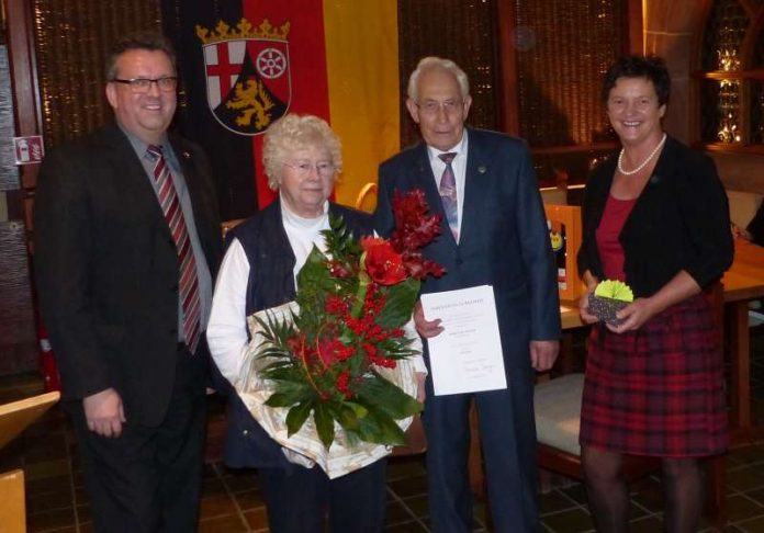 Landrat Clemens Körner (links) und Bürgermeisterin Ilona Volk (rechts) gratulieren Karl Pfeifer und seiner Frau (Foto: Kreisverwaltung Rhein-Pfalz-Kreis)