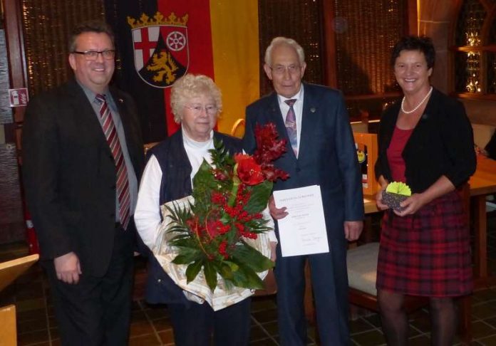 Landrat Clemens Körner (links) und Bürgermeisterin Ilona Volk (rechts) gratulieren Karl Pfeifer und seiner Frau (Foto: Kreisverwaltung Rhein-Pfalz-Kreis) Landrat Clemens Körner (links) und Bürgermeisterin Ilona Volk (rechts) gratulieren Karl Pfeifer und seiner Frau (Foto: Kreisverwaltung Rhein-Pfalz-Kreis)