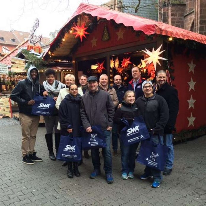 Foto von amerikanischen Neuankömmlingen mit Andrea Oliver, 3.v.l. (SWK), Alexander Hess, 4.v.l. (Stadt KL), Matthias Pallmann-Heger 3.v.r., Robert Roth 4.v.r. (KSK KL), Konrad Braun 2.v.r. (USO). (Foto: Stadt Kaiserslautern)