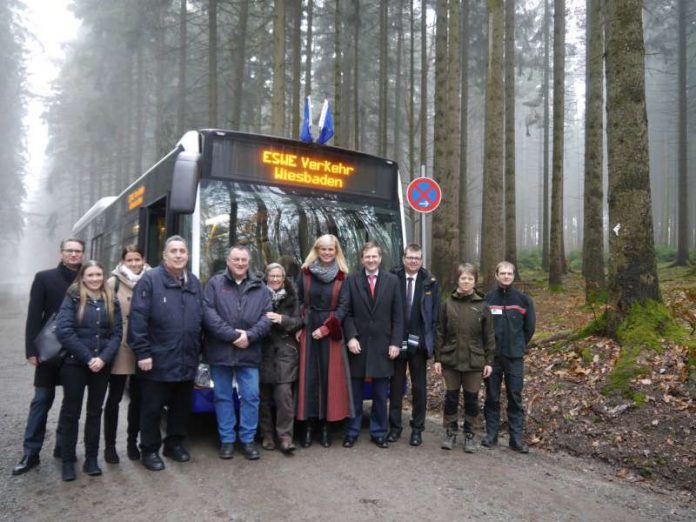 Freuen sich, dass der Bestattungswald nun auch mit dem Bus erreichbar ist. ESWE Verkehr Geschäftsführer Jörg Gerhard, Verkehrsdezernentin Sigrid Möricke und Grünflächendezernent Dr. Oliver Franz (Foto: ESWE Verkehrsgesellschaft mbH)