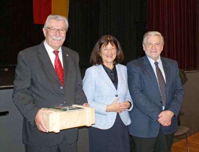 Landrätin Theresia Riedmaier (Mitte) würdigte Klaus Stalter (links) und Gerhard Fleck (rechts) bei der Sitzung des Kreistages in Annweiler. (Kreisverwaltung)