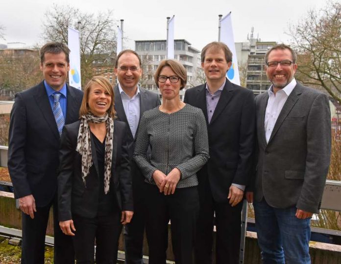 Besiegelten den Kooperationsvertrag über den geplanten Energie- und Bewegungspark (v.l.): Gerhard Biber (adViva), Franziska Fleck (Stadtwerke Heidelberg), Michael Teigeler (Stadtwerke Heidelberg), Karin Happes (adViva), Falk Günther (Stadtwerke Heidelberg) und Klaus Happes (adViva) (Foto: Stadtwerke Heidelberg GmbH)