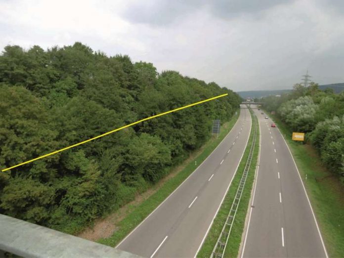 Beispiel: Größere Bäume bis circa zur Böschungsmitte (gelbe Linie) werden auch zur Erhöhung der Verkehrssicherheit entnommen. (Foto: Landratsamt NOK)