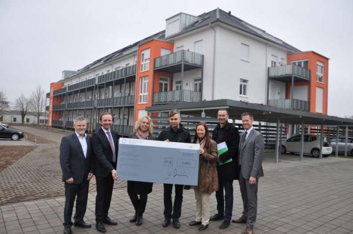 v.l.: BKEG-Geschäftsführer Dietmar Canis, Bauwertvorstand Uwe Birk, OB Dr. Heike Kaster-Meurer, Marc Kluschat und Ursula Lubitz (Leitung Musikschule Mittlere Nahe), BKEG-Stadtplaner Thomas Geissler und Thorsten Bartl, Leiter Vertriebsmanagement Bauwert Wiesbaden vor Haus 5 der Anheuser Höfe. (Foto: Stadt Bad Kreuznach)