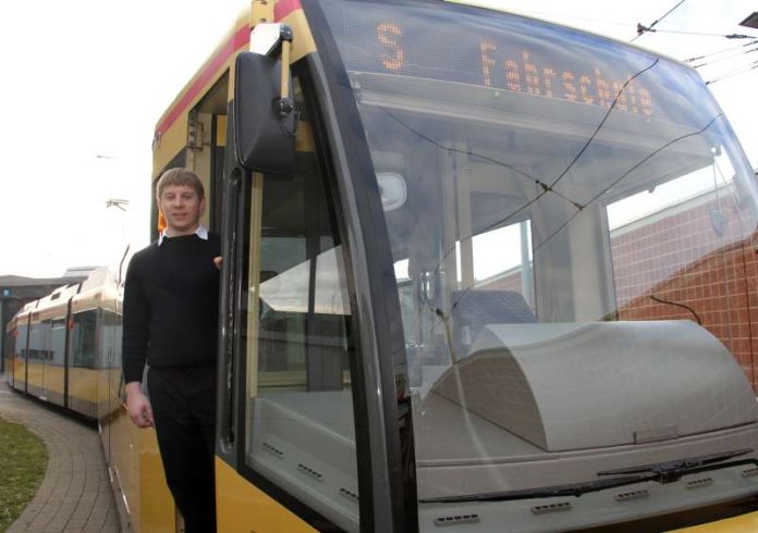 Mit einem herausragenden Prüfungsergebnis startet Fabian Burkhardt in seinen neuen Job als Fachkraft im Fahrbetrieb (Foto: VBK)