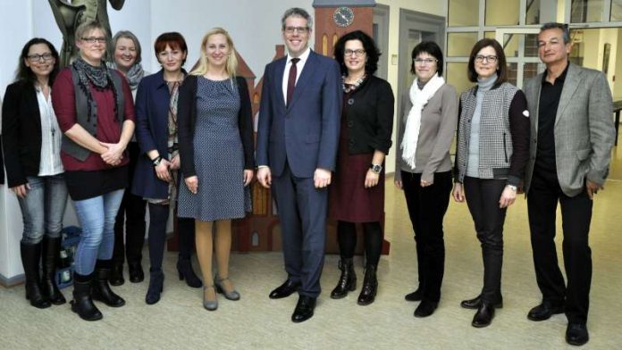 Landrat Christian Engelhardt (6. von links) und die Erste Kreisbeigeordnete Diana Stolz (5.v.l.) mit den Lehrgangsabsolventinnen sowie mit Andrea Wolf und Dieter Rauch vom Fachbereich Personalmanagement und der stellvertretenden Leiterin des Jugendamts, Anke Frischmuth. (Foto: Kreis Bergstraße) Landrat Christian Engelhardt (6. von links) und die Erste Kreisbeigeordnete Diana Stolz (5.v.l.) mit den Lehrgangsabsolventinnen sowie mit Andrea Wolf und Dieter Rauch vom Fachbereich Personalmanagement und der stellvertretenden Leiterin des Jugendamts, Anke Frischmuth. (Foto: Kreis Bergstraße)