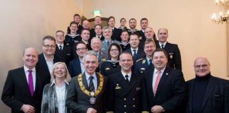 Bürgermeister Becker, Oberbürgermeister Feldmann, Fregattenkapitän Carsten Kauk, Stadtverordnetenvorsteher Siegler und einer Delegation des Einsatzgruppenversorgers (Foto: Stadt Frankfurt am Main)