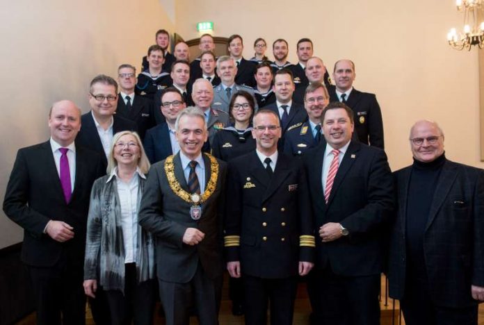 Bürgermeister Becker, Oberbürgermeister Feldmann, Fregattenkapitän Carsten Kauk, Stadtverordnetenvorsteher Siegler und einer Delegation des Einsatzgruppenversorgers (Foto: Stadt Frankfurt am Main)