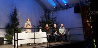 Die Pfälzische Weinkönigin Anastacia Kronauer bei der offiziellen Weihnachtmarkteröffnung (Foto: Holger Knecht)