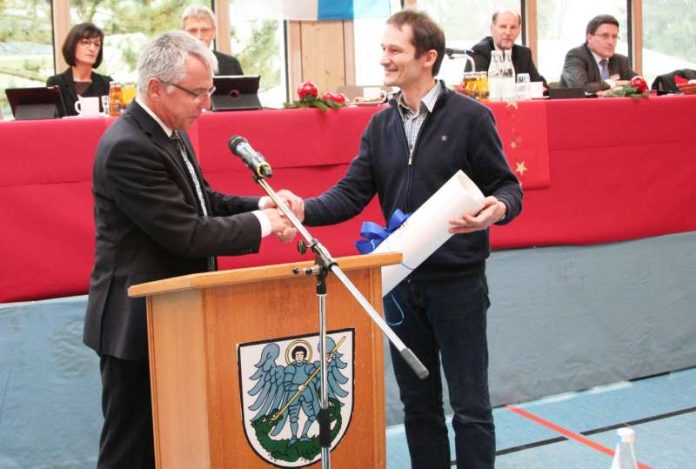 Landrat Stefan Dallinger verabschiedete in der Kreistagssitzung in der Schindwaldhalle in Sinsheim-Steinsfurt Kreisrat Hermann Katzenstein (Foto: Landratsamt Rhein-Neckar-Kreis)