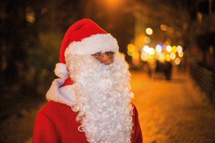 Gestern Nachmittag hat der Nikolaus Mieter und die Kinder in der Nachbarschaft an der Kantstraße in Kaiserslautern besucht, Lieder gesungen und kleine Geschenke verteilt. (Foto: GCP)