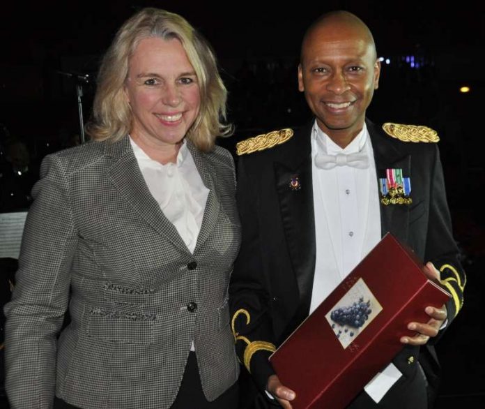 Oberbürgermeisterin Dr. Heike Kaster-Meurer überreichte ein Geschenk an Major Dwayne Milburn (Foto: Stadt Bad Kreuznach)