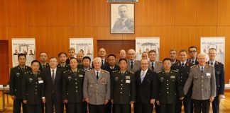 Die Teilnehmer des Sicherheitspolitischen Seminars beim obligatorischen Gruppenfoto. (Foto: Zentrum Innere Führung/Schönbrodt)