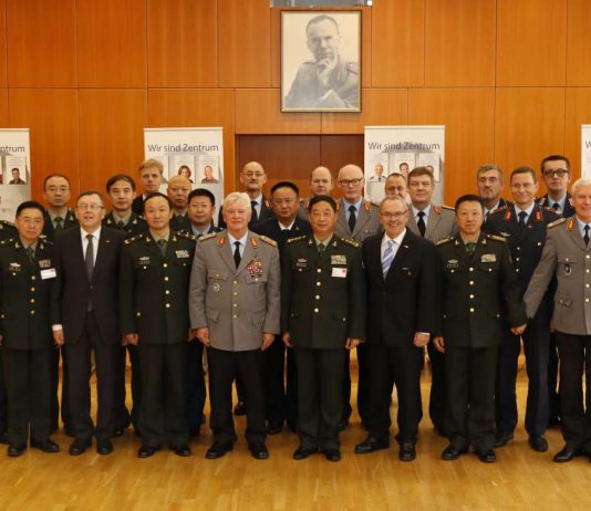 Die Teilnehmer des Sicherheitspolitischen Seminars beim obligatorischen Gruppenfoto. (Foto: Zentrum Innere Führung/Schönbrodt)
