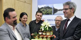 Landrat Christian Engelhardt (rechts) empfängt die Vertreter des Starkenburger Imkerkreises. (Foto: Kreis Bergstraße)