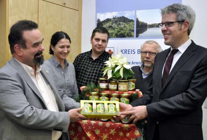 Landrat Christian Engelhardt (rechts) empfängt die Vertreter des Starkenburger Imkerkreises. (Foto: Kreis Bergstraße)