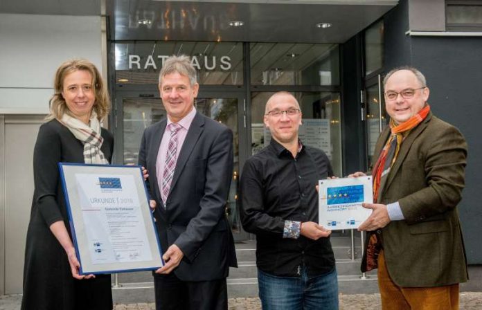 v.l.: IHK-Vizepräsidentin Tatjana Steinbrenner, Bürgermeister Helmut Glanzner, Stefan Grimm, Gemeinde Einhausen und Martin Proba, IHK Darmstadt. (Foto: Thomas Neu)