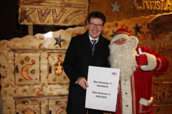 Dr. Alexander Pischon, KVV-Geschäftsführer, mit dem „fliegenden Weihnachtsmann“ (Foto: KVV) Dr. Alexander Pischon, KVV-Geschäftsführer, mit dem „fliegenden Weihnachtsmann“ (Foto: KVV)