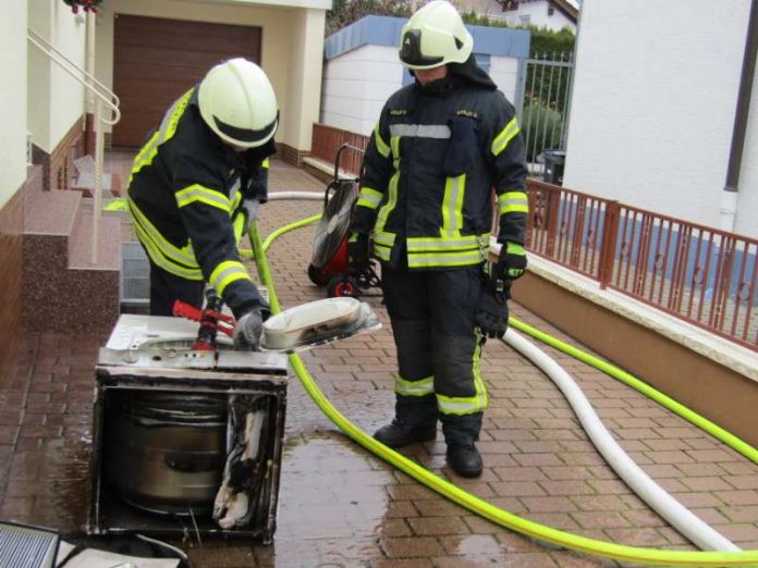Der Wäschetrockner nach der Bergung (Foto: Feuerwehr Haßloch) Wohnhausbrand in den Falkenweg (Foto: Feuerwehr Haßloch)