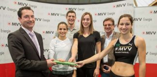 Bernhard Schumacher von MVV Energie (li.) und MTG-Cheftrainer Rüdiger Harksen (2.v.re.) freuen sich mit Spitzenathleten der MTG (v.li.: Nadine Gonska, Andreas Hoffmann, Alexandra Burkart, Ricarda Lobe) über die Fortsetzung der Partnerschaft. (Foto: MVV-Pressebild)