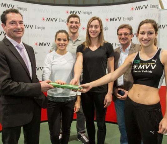 Bernhard Schumacher von MVV Energie (li.) und MTG-Cheftrainer Rüdiger Harksen (2.v.re.) freuen sich mit Spitzenathleten der MTG (v.li.: Nadine Gonska, Andreas Hoffmann, Alexandra Burkart, Ricarda Lobe) über die Fortsetzung der Partnerschaft. (Foto: MVV-Pressebild)