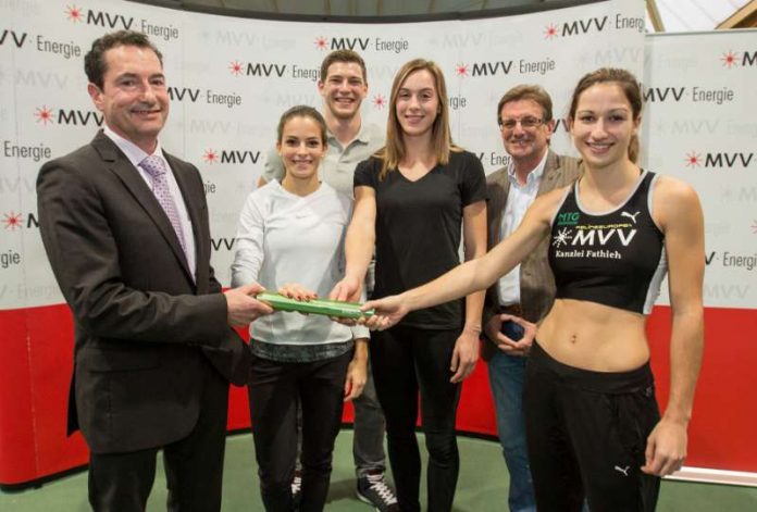 Bernhard Schumacher von MVV Energie (li.) und MTG-Cheftrainer Rüdiger Harksen (2.v.re.) freuen sich mit Spitzenathleten der MTG (v.li.: Nadine Gonska, Andreas Hoffmann, Alexandra Burkart, Ricarda Lobe) über die Fortsetzung der Partnerschaft. (Foto: MVV-Pressebild)