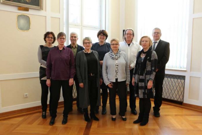 Oberbürgermeisterin Cornelia Petzold-Schick ehrte acht Mitarbeiterinnen und Mitarbeiter für ihre 40-jährige Tätigkeit im Öffentlichen Dienst (Foto: Stadt Bruchsal)