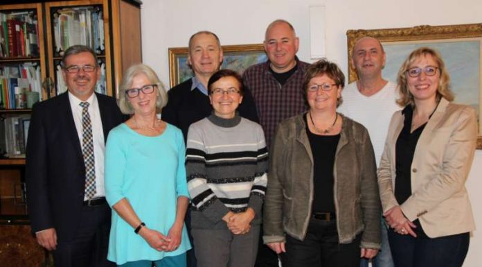 Reihe1: Christa Conrad, Roswitha Siegmund, Heike Kolbinger, Beigeordnete Stefanie Seiler Reihe 2: OB Hansjörg Eger, Personalratsvorsitzender Martin Flörchinger, Klaus Oechsler (Leiter der Personalabteilung), Helmut Weiler (Foto: Stadt Speyer)