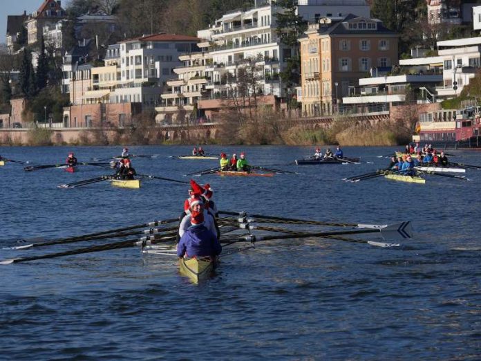 Rudernde Nikoläuse auf der Neckar in Heidelberg (Foto: Heidelberger Regattaverband)