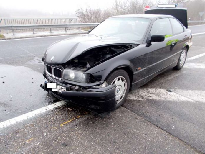 Der beschädigte BMW (Foto:Polizei) Der beschädigte BMW (Foto:Polizei)