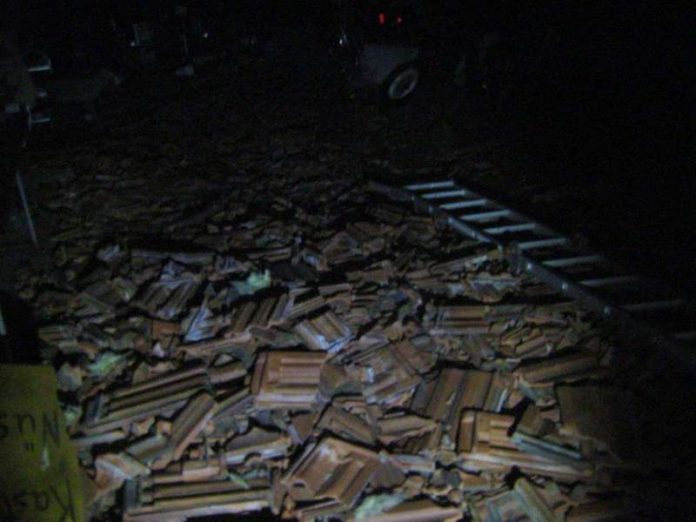Zurück blieb ein abgedecktes Dach (Foto: Polizei) Zurück blieb ein abgedecktes Dach (Foto: Polizei)