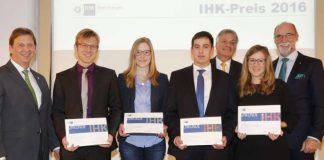 Bei der Verleihung des IHK-Preises 2016 (v.l.): Günter Reichart (Vorstandsmitglied EWR AG), Dr. Christoph Klein, Laura Stiehl, Christian Jörg, Günter Jertz (IHK-Hauptgeschäftsführer), Caroline Vogelsang, Dr. Engelbert J. Günster (IHK-Präsident). (Foto: IHK Rheinhessen/Stefan Sämmer)