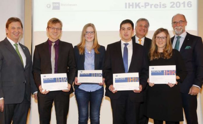 Bei der Verleihung des IHK-Preises 2016 (v.l.): Günter Reichart (Vorstandsmitglied EWR AG), Dr. Christoph Klein, Laura Stiehl, Christian Jörg, Günter Jertz (IHK-Hauptgeschäftsführer), Caroline Vogelsang, Dr. Engelbert J. Günster (IHK-Präsident). (Foto: IHK Rheinhessen/Stefan Sämmer)