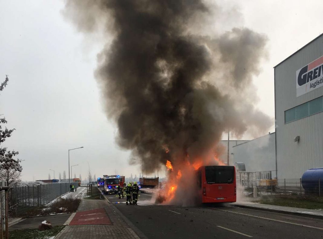 Bus in Vollbrand (Foto: Polizei)