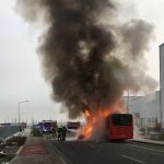 Bus in Vollbrand  (Foto: Polizei)