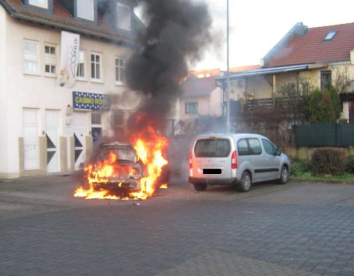 Ein PKW geriet auf einem Parkplatz auf Grund eines technischen Defektes in Brand (Foto: Polizei)