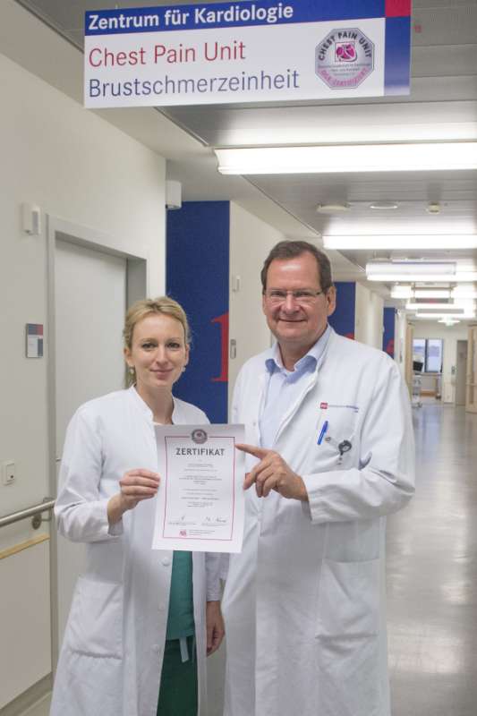 Der Direktor der Kardiologie I im Zentrum für Kardiologie der Universitätsmedizin Mainz, Univ.-Prof. Dr. Thomas Münzel, freut sich gemeinsam mit der Oberärztin PD Dr. Maike Knorr von der Chest Pain Unit über die Rezertifizierung. (Foto: Peter Pulkowski)