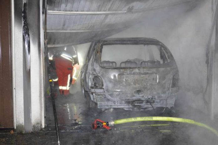 Ein PKW stand in Vollbrand (Foto: Nadine Doll) Ein PKW stand in Vollbrand (Foto: Nadine Doll)