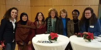 Beim Symposium „Migrantinnen in der Arbeitswelt“, mit dabei (v.l.): Nedia  Zouari-Ströher, eine Teilnehmerin aus dem Publikum, Alexandra von Bose, Katharina Nuß, Swetlana Franken, Veye Tatah und Kerstin Adjalian. (Foto: Kreisverwaltung)