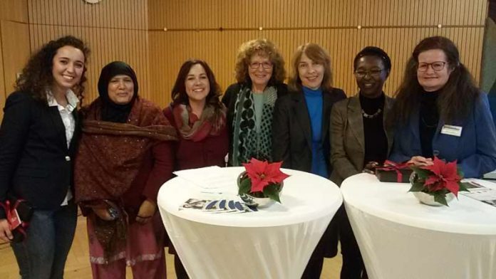 Beim Symposium „Migrantinnen in der Arbeitswelt“, mit dabei (v.l.): Nedia  Zouari-Ströher, eine Teilnehmerin aus dem Publikum, Alexandra von Bose, Katharina Nuß, Swetlana Franken, Veye Tatah und Kerstin Adjalian. (Foto: Kreisverwaltung)