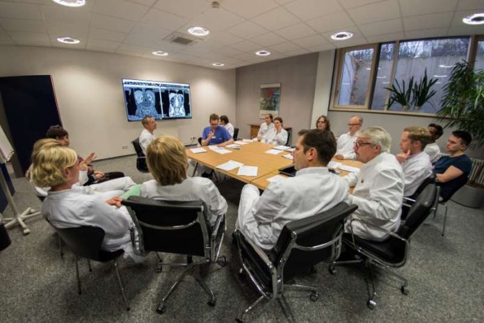 Vor einem Jahr wurde an der GRN-Klinik Weinheim für Patienten mit Krebserkrankungen des Bauchraums ein interdisziplinäres „Tumorboard“ ins Leben gerufen, das sich sehr gut bewährt. Bei den wöchentlichen Treffen aller in Diagnostik und Behandlung involvierten Spezialisten wird gemeinsam für jeden Patienten die passende Therapie festgelegt. (Foto: Jörg Rodrian)