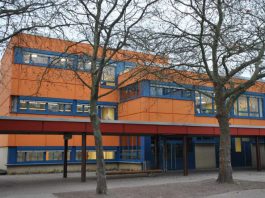Die Gebäudeteile der Konrad-Adenauer-Realschule plus erstrahlen in verschiedenen, kräftigen Farben. So soll das bunte Logo der Schule symbolisiert werden. (Foto: Stadt Landau in der Pfalz)