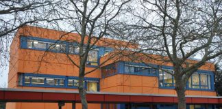 Die Gebäudeteile der Konrad-Adenauer-Realschule plus erstrahlen in verschiedenen, kräftigen Farben. So soll das bunte Logo der Schule symbolisiert werden. (Foto: Stadt Landau in der Pfalz)