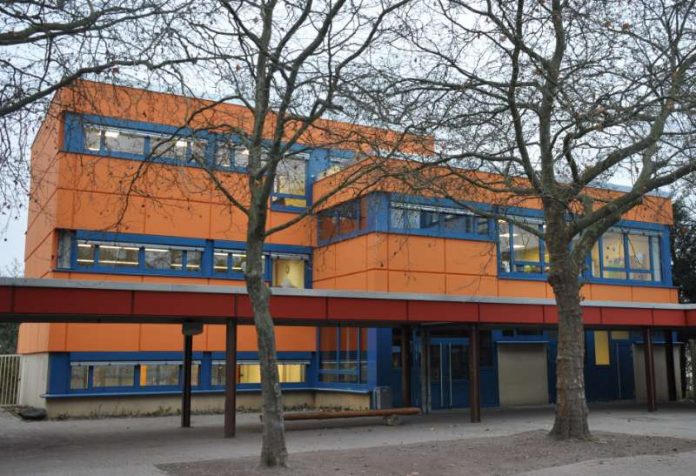 Die Gebäudeteile der Konrad-Adenauer-Realschule plus erstrahlen in verschiedenen, kräftigen Farben. So soll das bunte Logo der Schule symbolisiert werden. (Foto: Stadt Landau in der Pfalz) Die Gebäudeteile der Konrad-Adenauer-Realschule plus erstrahlen in verschiedenen, kräftigen Farben. So soll das bunte Logo der Schule symbolisiert werden. (Foto: Stadt Landau in der Pfalz)