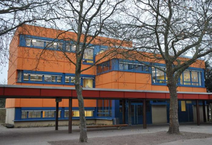 Die Gebäudeteile der Konrad-Adenauer-Realschule plus erstrahlen in verschiedenen, kräftigen Farben. So soll das bunte Logo der Schule symbolisiert werden. (Foto: Stadt Landau in der Pfalz)